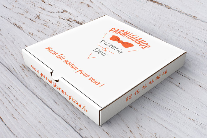 Une boite de pizza avec le logo Parmigianos